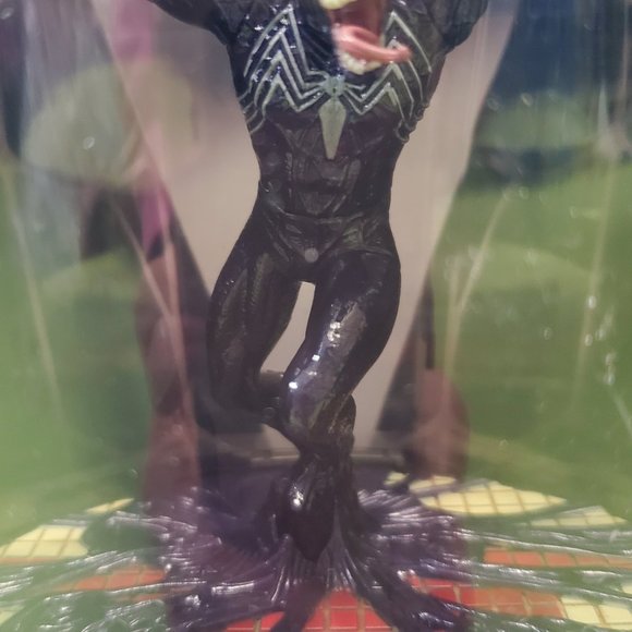 Venom (Titanium Series Die-Cast) - Picture 9 of 11